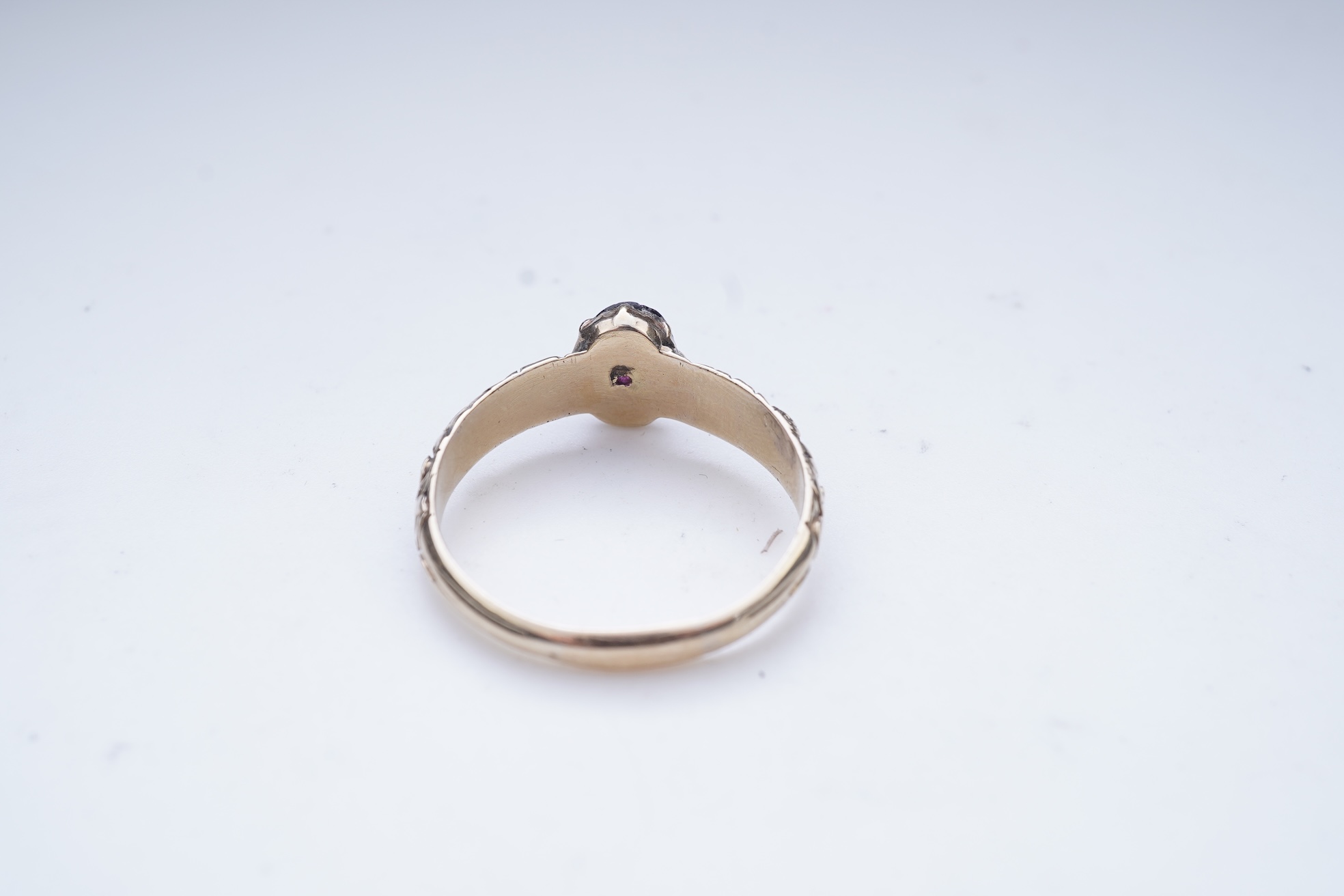 A garnet ring with carved floral gold band, 19th century